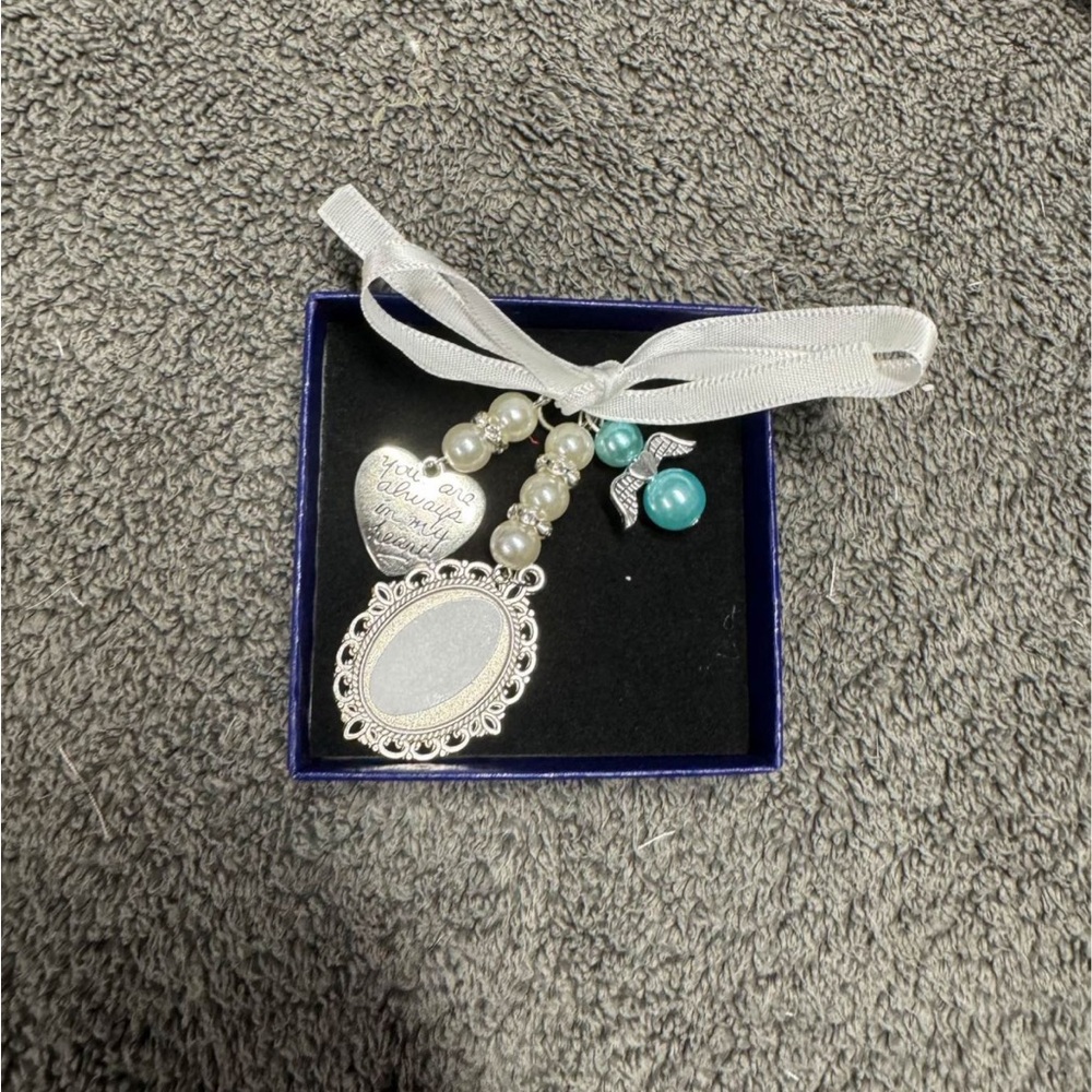Elegant Silver and Pearl in Loving Memory Ribbon